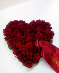 Hjerte i røde roser med rødt bånd nr. 304