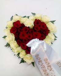 Hjerte i røde og hvide roser med bånd nr. 305