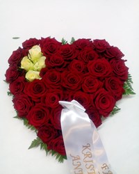 Hjerte i røde roser+hvide m. bånd nr 306